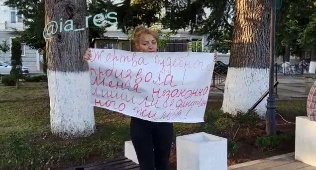 Алина Джиоева на пикете в Цхинвале 9 августа 2022 года. Стоп-кадр из видео https://t.me/ia_res/10612 Алина Джиоева на пикете в Цхинвале 9 августа 2022 года. Стоп-кадр из видео https://t.me/ia_res/10612