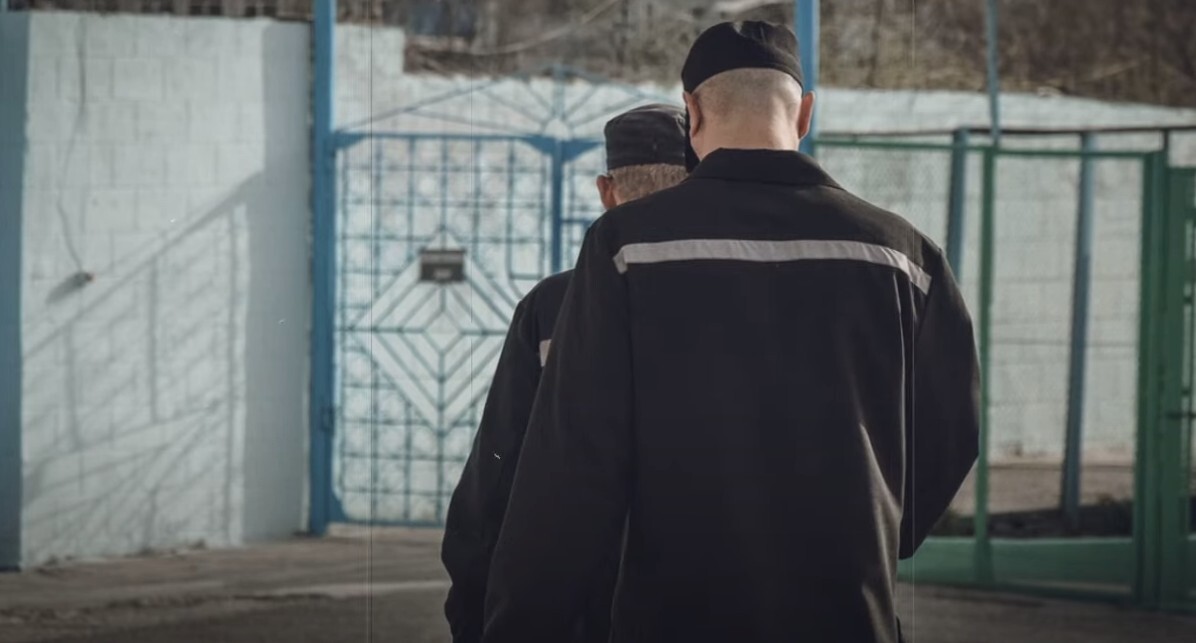 Осужденные в колонии. Стопкадр из видео https://www.youtube.com/watch?v=O4R4RBy3Ukc Осужденные в колонии. Стопкадр из видео https://www.youtube.com/watch?v=O4R4RBy3Ukc