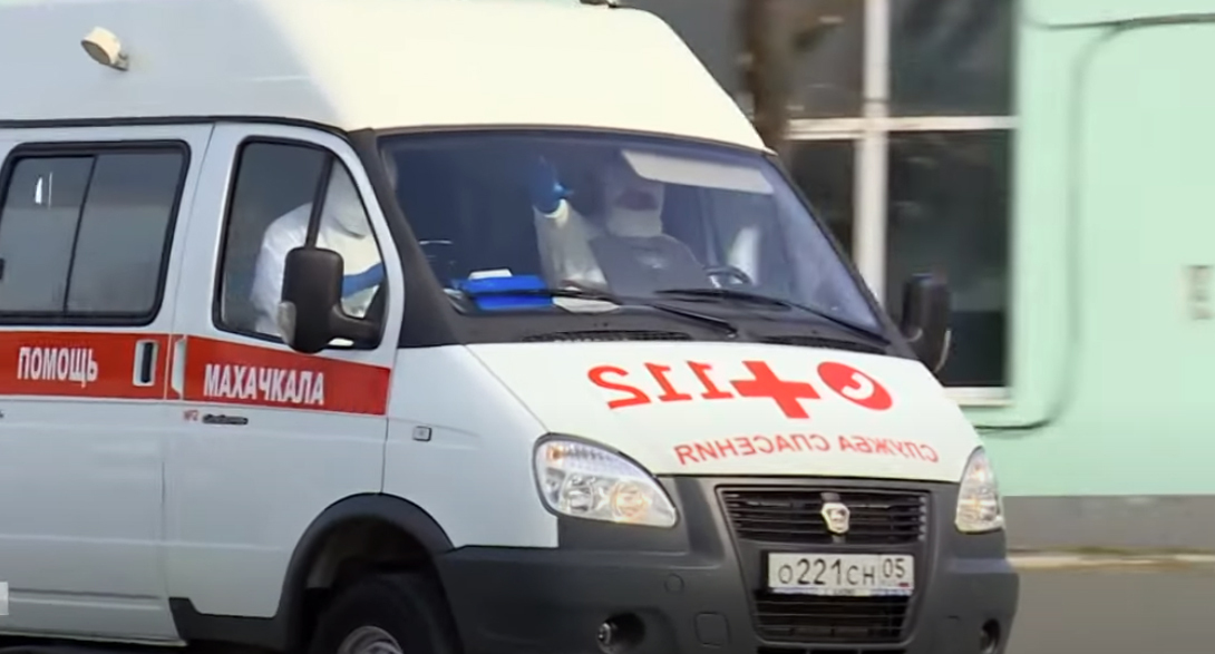 Медработники в защитных костюмах в машине скорой помощи. Кадр видео https://www.youtube.com/watch?v=1PYgEX-JZ34 Медработники в защитных костюмах в машине скорой помощи. Кадр видео https://www.youtube.com/watch?v=1PYgEX-JZ34
