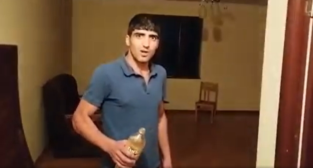 Житель Ахавно поджигает свой дом. стоп-кадр видео https://www.facebook.com/lyudkap/videos/806580027363023/ Житель Ахавно поджигает свой дом. стоп-кадр видео https://www.facebook.com/lyudkap/videos/806580027363023/