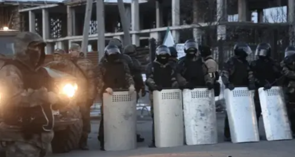 Силовики в Магасе. Кадр из трейлера фильма "Доазув" (Граница). Кадр видео www.youtube.com/watch?v=XUVjOvRGS_
Силовики в Магасе. Кадр из трейлера фильма "Доазув" (Граница). Кадр видео www.youtube.com/watch?v=XUVjOvRGS_