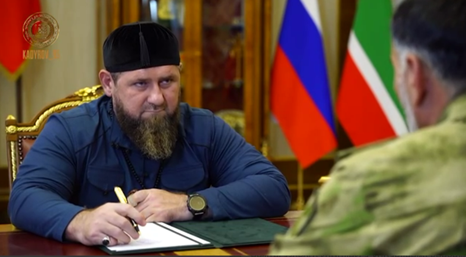 Рамзан Кадыров на встрече с Алибеком Делимхановым. Стоп-кадр видео, опубликованного в Telegram-канале Кадырова 20.08.22, https://t.me/RKadyrov_95/2716 Рамзан Кадыров на встрече с Алибеком Делимхановым. Стоп-кадр видео, опубликованного в Telegram-канале Кадырова 20.08.22, https://t.me/RKadyrov_95/2716