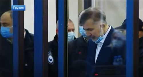 Михаил Саакашвили (справа) в зале суда. Скриншот видео "Новости на Первом канале" https://www.youtube.com/watch?v=jtb5QF28d6Q Михаил Саакашвили (справа) в зале суда. Скриншот видео "Новости на Первом канале" https://www.youtube.com/watch?v=jtb5QF28d6Q