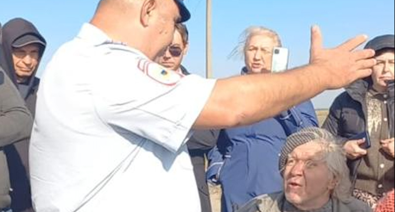 Активисты станицы Полтавской в Краснодарском крае перекрыли дорогу к свалке, протестуя против мусорного полигона. Фото Светланы Кравченко для "Кавказского узла Активисты станицы Полтавской в Краснодарском крае перекрыли дорогу к свалке, протестуя против мусорного полигона. Фото Светланы Кравченко для "Кавказского узла