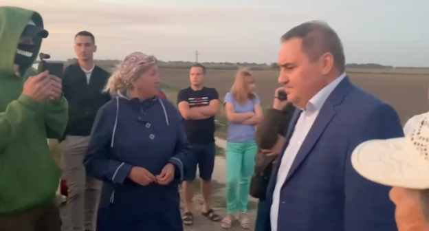 Глава района Юрий Васин (в центре) и участники акции протеста в Полтавской. Фото ТГ-канал "Полтавская против свалки". Глава района Юрий Васин (в центре) и участники акции протеста в Полтавской. Фото ТГ-канал "Полтавская против свалки".