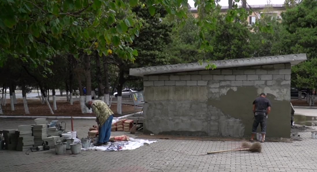 Строительство постамента для БТР в каспийском сквере. Кадр видео, опубликованного пресс-службой администрации Каспийска https://t.me/admkasp/2488 Строительство постамента для БТР в каспийском сквере. Кадр видео, опубликованного пресс-службой администрации Каспийска https://t.me/admkasp/2488
