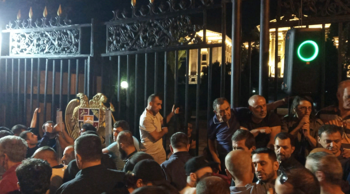 Акция протеста у здания парламента в Ереване. Фото Тиграна Петросяна для "Кавказского узла". Акция протеста у здания парламента в Ереване. Фото Тиграна Петросяна для "Кавказского узла".