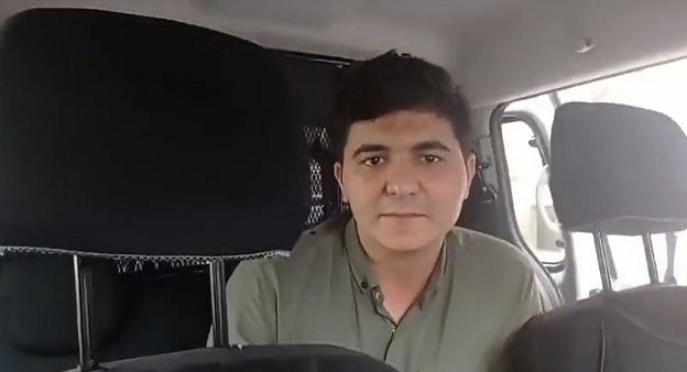 Ахмед Мамедли в полицейской машине у суда. Кадр видео Азиза Мамиева https://www.facebook.com/100061041637185/videos/605001824441575 Ахмед Мамедли в полицейской машине у суда. Кадр видео Азиза Мамиева https://www.facebook.com/100061041637185/videos/605001824441575