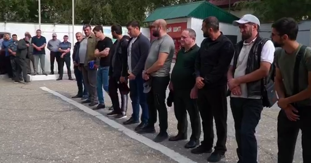 Мобилизованные жители Каспийска. Стоп-кадр видео, опубликованного 22.09.22 телеканалом Sreda, https://t.me/sreda_tv/4300 Мобилизованные жители Каспийска. Стоп-кадр видео, опубликованного 22.09.22 телеканалом Sreda, https://t.me/sreda_tv/4300