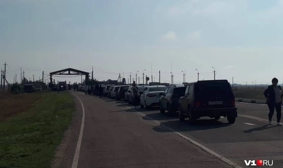 Пробка в Волгоградской области на границе с Казахстаном. Фото очевидцев, https://v1.ru/text/gorod/2022/09/25/71682785/ Пробка в Волгоградской области на границе с Казахстаном. Фото очевидцев, https://v1.ru/text/gorod/2022/09/25/71682785/