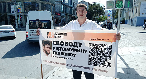 Магди Камалов провел в центре Махачкалы одиночный пикет. 26 сентября 2022 г. Фото https://t.me/chernovic/37648 Магди Камалов провел в центре Махачкалы одиночный пикет. 26 сентября 2022 г. Фото https://t.me/chernovic/37648