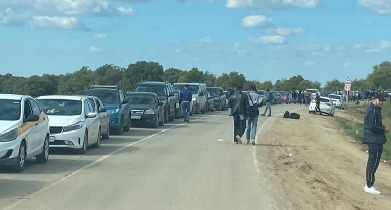 Очередь перед пунктом пропуска "Караузек" в Астраханской области. Фото: Руслан Бисенов https://t.me/ruslan_bisenov/1000 Очередь перед пунктом пропуска "Караузек" в Астраханской области. Фото: Руслан Бисенов https://t.me/ruslan_bisenov/1000
