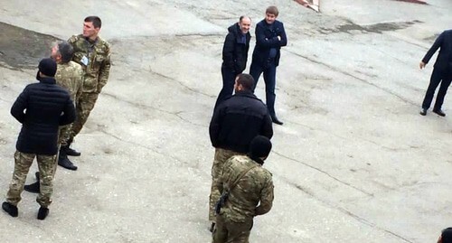 Вооруженные люди, которые приехали в Колхоз имени Петровых Прохладненского района. 28 марта 2021 г. Фото Наталья Петрова для "Кавказского узла" Вооруженные люди, которые приехали в Колхоз имени Петровых Прохладненского района. 28 марта 2021 г. Фото Наталья Петрова для "Кавказского узла"