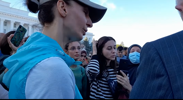 Участницы акции против мобилизации в Нальчике. Кадр видео "Кавказского узла". Участницы акции против мобилизации в Нальчике. Кадр видео "Кавказского узла".