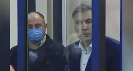 Михаил Саакашвили в зале суда. Кадр видео РЕН ТВ https://ren.tv/news/v-mire/909370-saakashvili-iz-zala-suda-prizval-storonnikov-prodolzhat-protesty Михаил Саакашвили в зале суда. Кадр видео РЕН ТВ https://ren.tv/news/v-mire/909370-saakashvili-iz-zala-suda-prizval-storonnikov-prodolzhat-protesty