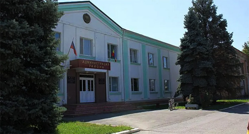 Здание администрации Зимовниковского района. Фото https://www.donnews.ru/
Здание администрации Зимовниковского района. Фото https://www.donnews.ru/