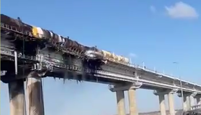 Последствия взрыва на Крымском мосту. Стоп-кадр видео из Telegram-канала Mash, https://t.me/breakingmash/38826 Последствия взрыва на Крымском мосту. Стоп-кадр видео из Telegram-канала Mash, https://t.me/breakingmash/38826