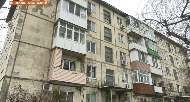 Дом 4 по Кривошлыковскому переулку. Стоп-кадр видео 1rostov.tv Дом 4 по Кривошлыковскому переулку. Стоп-кадр видео 1rostov.tv