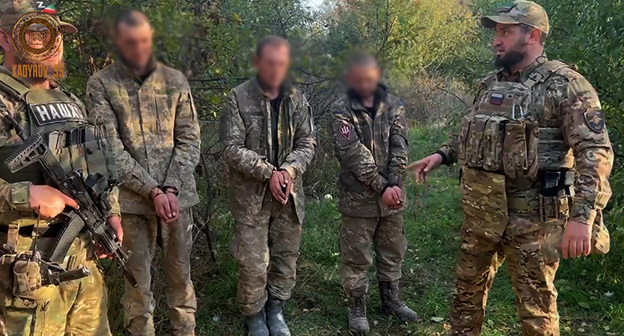 Украинские военнопленные. Скриншот видео, опубликованного в Telegram-канале Kadyrov_95. Блюр лиц военнопленных сделан "Кавказским узлом" в соответствии с разъяснениями юристов о недопустимости распространения съемки пленных без их согласия. Украинские военнопленные. Скриншот видео, опубликованного в Telegram-канале Kadyrov_95. Блюр лиц военнопленных сделан "Кавказским узлом" в соответствии с разъяснениями юристов о недопустимости распространения съемки пленных без их согласия.