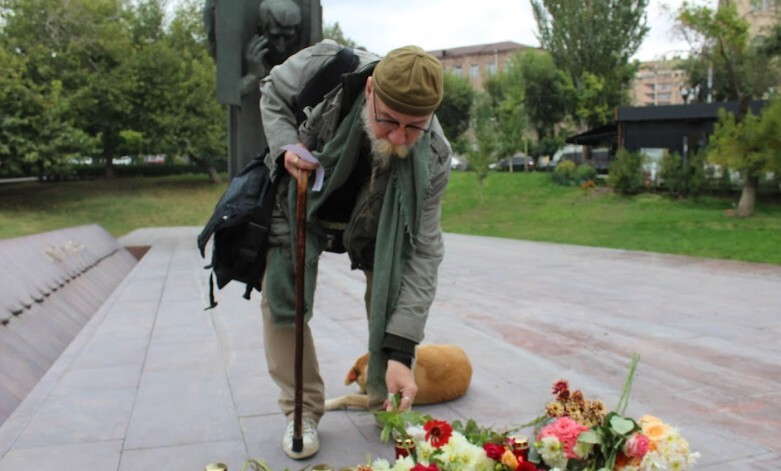 Участник акции "Возвращение имен" возложением цветов чтит память жертв сталинских репрессий. Ереван, 22 октября 2022 года. Фото Тиграна Петросяна для "Кавказского узла". Участник акции "Возвращение имен" возложением цветов чтит память жертв сталинских репрессий. Ереван, 22 октября 2022 года. Фото Тиграна Петросяна для "Кавказского узла".
