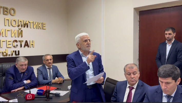 Деньга Халидов выступает на обсуждении поправок. Стоп-кадр видео, опубликованного 24.10 в TГ-канале "Черновика", https://t.me/chernovik/39459 Деньга Халидов выступает на обсуждении поправок. Стоп-кадр видео, опубликованного 24.10 в TГ-канале "Черновика", https://t.me/chernovik/39459