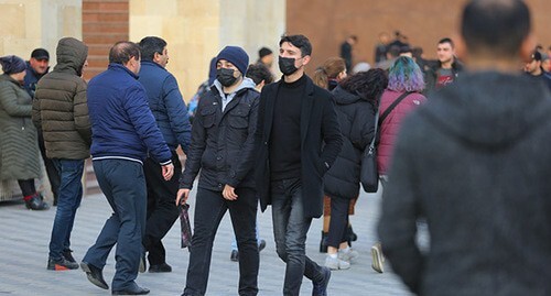 Прохожие в медицинских масках на улицах Баку. Фото Азиза Каримова для "Кавказского узла" Прохожие в медицинских масках на улицах Баку. Фото Азиза Каримова для "Кавказского узла"