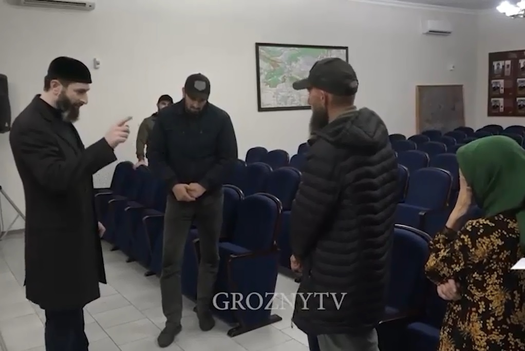 Адам Эльжуркаев отчитывает Хасуху Сулиева. Стопкадр видеоролика на странице https://www.instagram.com/p/CkRMwmvjjCV/?hl=ru Адам Эльжуркаев отчитывает Хасуху Сулиева. Стопкадр видеоролика на странице https://www.instagram.com/p/CkRMwmvjjCV/?hl=ru