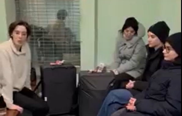 Девушки из Дагестана на КПП "Верхний Ларс". Стоп-кадр видео, опубликованного на странице в Facebook* Светланы Анохиной, https://m.facebook.com/story.php?story_fbid=pfbid0xX6maVDtE1JeueGxxgZ7BJ2qTnHMtQL6NfaL8YX7NC4KKTdwMDkW8Bh7tQGzgcrNl&id=1744597519&mibextid=Uf0jNW Девушки из Дагестана на КПП "Верхний Ларс". Стоп-кадр видео, опубликованного на странице в Facebook* Светланы Анохиной, https://m.facebook.com/story.php?story_fbid=pfbid0xX6maVDtE1JeueGxxgZ7BJ2qTnHMtQL6NfaL8YX7NC4KKTdwMDkW8Bh7tQGzgcrNl&id=1744597519&mibextid=Uf0jNW