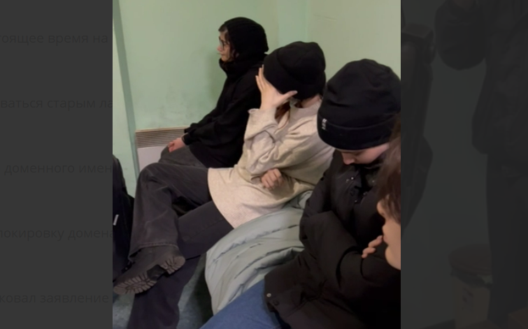 Девушки на КПП "Верхний Ларс" не захотели говорить с родными. Стоп-кадр видео, опубликованного в Telegram-канале Кризисной группы СК SOS, https://t.me/sksosorg/210 Девушки на КПП "Верхний Ларс" не захотели говорить с родными. Стоп-кадр видео, опубликованного в Telegram-канале Кризисной группы СК SOS, https://t.me/sksosorg/210