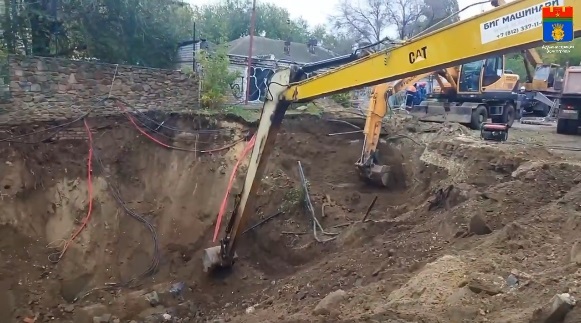На месте поврежденного участка канализационного коллектора в Волгограде. Стопкадр из видео в Telegram-канале городской администрации https://t.me/volgadmin/3067 На месте поврежденного участка канализационного коллектора в Волгограде. Стопкадр из видео в Telegram-канале городской администрации https://t.me/volgadmin/3067