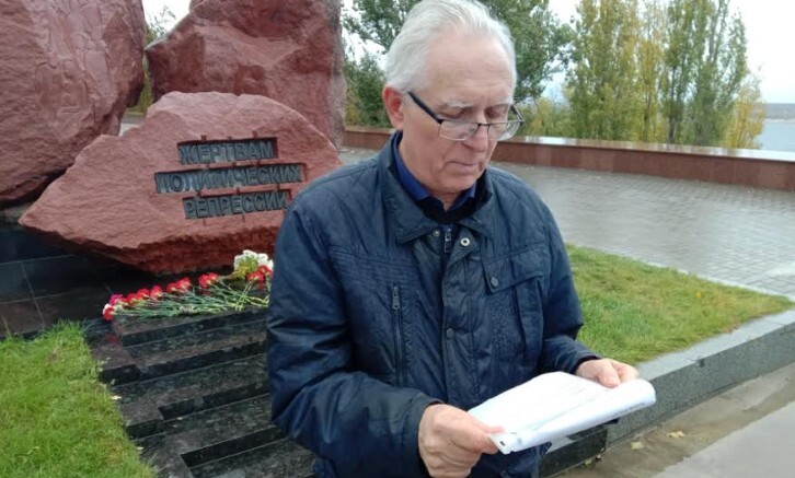 Член партии «Яблоко» Владимир Назаренко зачитывает имена репрессированных. Волгоград, 30 октября 2022 года. Фото Вячеслава Ященко для "Кавказского узла". Член партии «Яблоко» Владимир Назаренко зачитывает имена репрессированных. Волгоград, 30 октября 2022 года. Фото Вячеслава Ященко для "Кавказского узла".