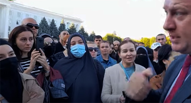 Участники акции протеста против мобилизации. Скриншот видео "Кавказского узла" https://www.youtube.com/watch?v=PNvo-9KMwvs Участники акции протеста против мобилизации. Скриншот видео "Кавказского узла" https://www.youtube.com/watch?v=PNvo-9KMwvs