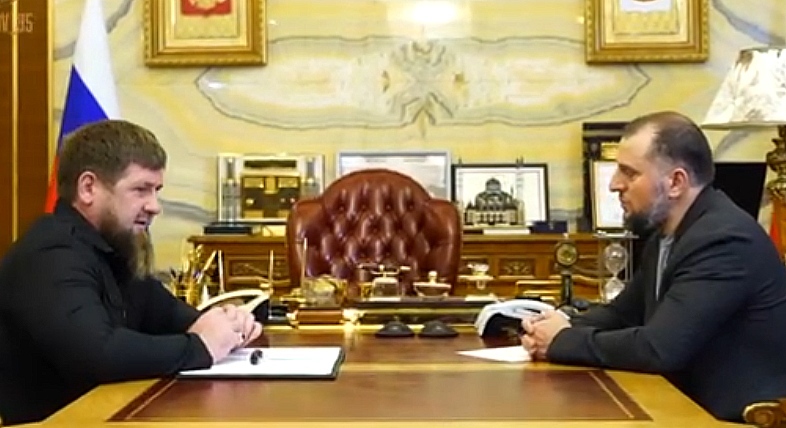 Рамзан Кадыров и Апти Алаудинов. Кадр видео из Telegram-канала Рамзана Кадырова https://t.me/RKadyrov_95/2597 Рамзан Кадыров и Апти Алаудинов. Кадр видео из Telegram-канала Рамзана Кадырова https://t.me/RKadyrov_95/2597