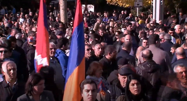 Митинг в поддержку Нагорного Карабаха. Ереван, 5 ноября 2022 года. Кадр видео Yerkir am https://www.youtube.com/watch?v=-qH1s7IEBsE Митинг в поддержку Нагорного Карабаха. Ереван, 5 ноября 2022 года. Кадр видео Yerkir am https://www.youtube.com/watch?v=-qH1s7IEBsE