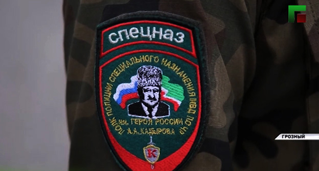 Шеврон бойца полка им. А. Кадырова. Скриншот "Грозный ТВ" Шеврон бойца полка им. А. Кадырова. Скриншот "Грозный ТВ"