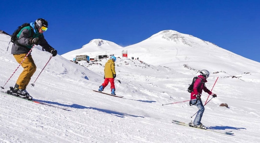 Лыжники на "Эльбрусе". Фото: пресс-служба курорта "Эльбрус" https://resort-elbrus.ru/gornolyzhnyj-sezon-na-elbruse-otkroetsya-19-noyabrya/ Лыжники на "Эльбрусе". Фото: пресс-служба курорта "Эльбрус" https://resort-elbrus.ru/gornolyzhnyj-sezon-na-elbruse-otkroetsya-19-noyabrya/