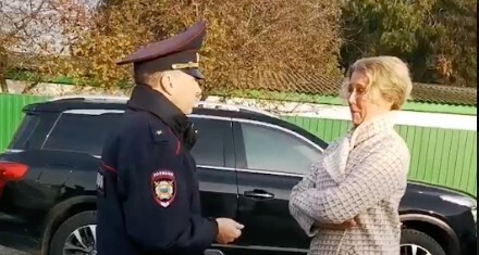Полицейский беседует с активисткой Натальей Гаряевой. 16 ноября 2022 года. Фото Вадима Мотовилова, предоставлено "Кавказскому узлу" автором. Полицейский беседует с активисткой Натальей Гаряевой. 16 ноября 2022 года. Фото Вадима Мотовилова, предоставлено "Кавказскому узлу" автором.
