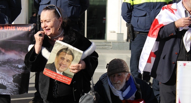 Участники протестной акции требуют перевести Михаила Саакашвили в зарубежную клинику. Тбилиси, 20 ноября 2022 года. Фото Инны Кукуджановой для "Кавказского узла". Участники протестной акции требуют перевести Михаила Саакашвили в зарубежную клинику. Тбилиси, 20 ноября 2022 года. Фото Инны Кукуджановой для "Кавказского узла".
