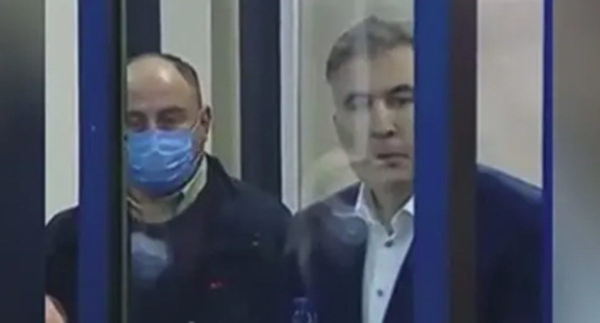Михаил Саакашвили в зале суда. Кадр видео РЕН ТВ https://ren.tv/news/v-mire/909370-saakashvili-iz-zala-suda-prizval-storonnikov-prodolzhat-protesty Михаил Саакашвили в зале суда. Кадр видео РЕН ТВ https://ren.tv/news/v-mire/909370-saakashvili-iz-zala-suda-prizval-storonnikov-prodolzhat-protesty