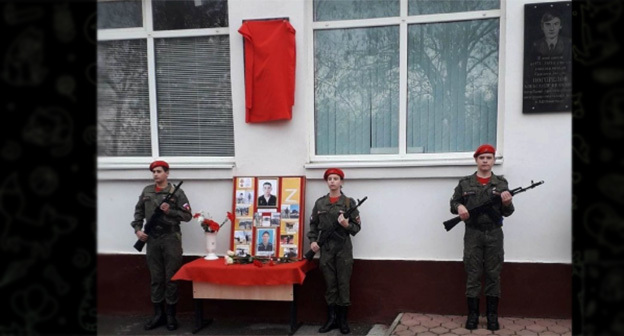 В школе № 5 Пролетарска установлена мемориальная доска Сергею Сыпкову. Скриншот https://t.me/proletarsk_donlandru/1853 В школе № 5 Пролетарска установлена мемориальная доска Сергею Сыпкову. Скриншот https://t.me/proletarsk_donlandru/1853