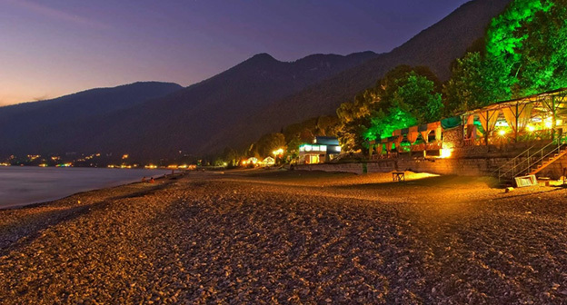 Пляж в Гаграх вечером. Фото: https://ritsapark.ru/otdyh-v-gagre-na-more/ Пляж в Гаграх вечером. Фото: https://ritsapark.ru/otdyh-v-gagre-na-more/