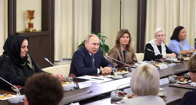 Встреча Владимира Путина с матерями участников спецоперации. Фото: Чеченская государственная телерадиокомпания "Грозный" https://grozny.tv Встреча Владимира Путина с матерями участников спецоперации. Фото: Чеченская государственная телерадиокомпания "Грозный" https://grozny.tv