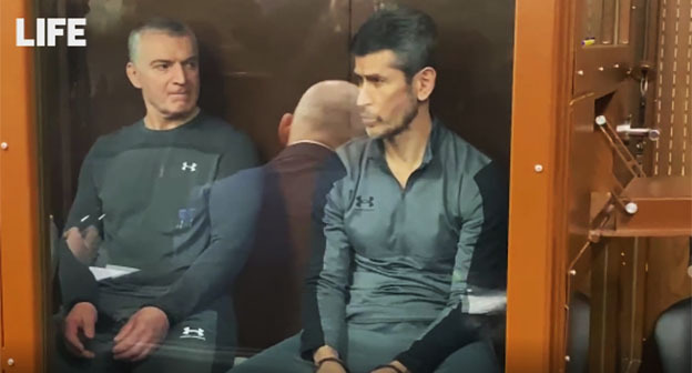 Зиявудин Магомедов (справа) в зале суда. Скриншот видео https://life.ru/p/1541125 Зиявудин Магомедов (справа) в зале суда. Скриншот видео https://life.ru/p/1541125