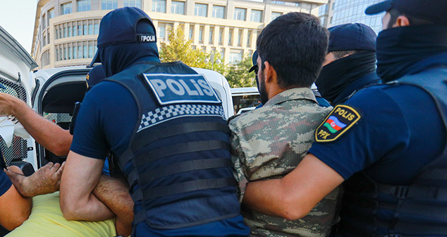 Сотрудники полиции задерживают активистов во время акции протеста. Баку, октябрь 2022 г. Фото Азиза Каримова для "Кавказского узла" Сотрудники полиции задерживают активистов во время акции протеста. Баку, октябрь 2022 г. Фото Азиза Каримова для "Кавказского узла"