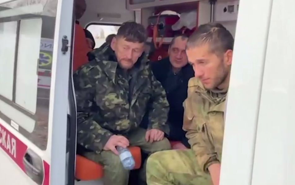 Вернувшиеся из плена военные. Стоп-кадр видео из ТГ-канала Кадырова от 03.12.22, https://t.me/RKadyrov_95/3167 Вернувшиеся из плена военные. Стоп-кадр видео из ТГ-канала Кадырова от 03.12.22, https://t.me/RKadyrov_95/3167