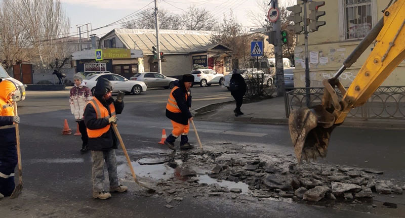 Рабочие устраняют наледь на одной из улиц Астрахани. Фото: пресс-служба администрации Астрахани https://vk.com/id564953783?z=photo-70436592_457243813%2Fwall564953783_2791 Рабочие устраняют наледь на одной из улиц Астрахани. Фото: пресс-служба администрации Астрахани https://vk.com/id564953783?z=photo-70436592_457243813%2Fwall564953783_2791