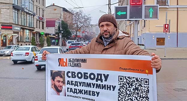 Магди Камалов во время пикета. Махачкала, 12 декабря 2022 г. Фото корреспондента "Кавказского узла" Магди Камалов во время пикета. Махачкала, 12 декабря 2022 г. Фото корреспондента "Кавказского узла"