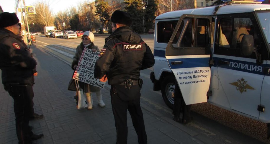 Задержание Галины Тихенко. Волгоград, 12 декабря 2022 года. Фото Вячеслава Ященко для "Кавказского узла". Задержание Галины Тихенко. Волгоград, 12 декабря 2022 года. Фото Вячеслава Ященко для "Кавказского узла".