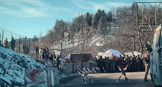 Единственная трасса, связывающая Нагорный Карабах и Армению, заблокирована. Фото: Самвел Тавадян Единственная трасса, связывающая Нагорный Карабах и Армению, заблокирована. Фото: Самвел Тавадян