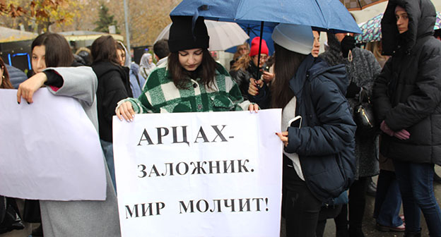 Участница акции с плакатом. Ереван, 14 декабря 2022 г. Фото Тиграна Петросяна для "Кавказского узла" Участница акции с плакатом. Ереван, 14 декабря 2022 г. Фото Тиграна Петросяна для "Кавказского узла"